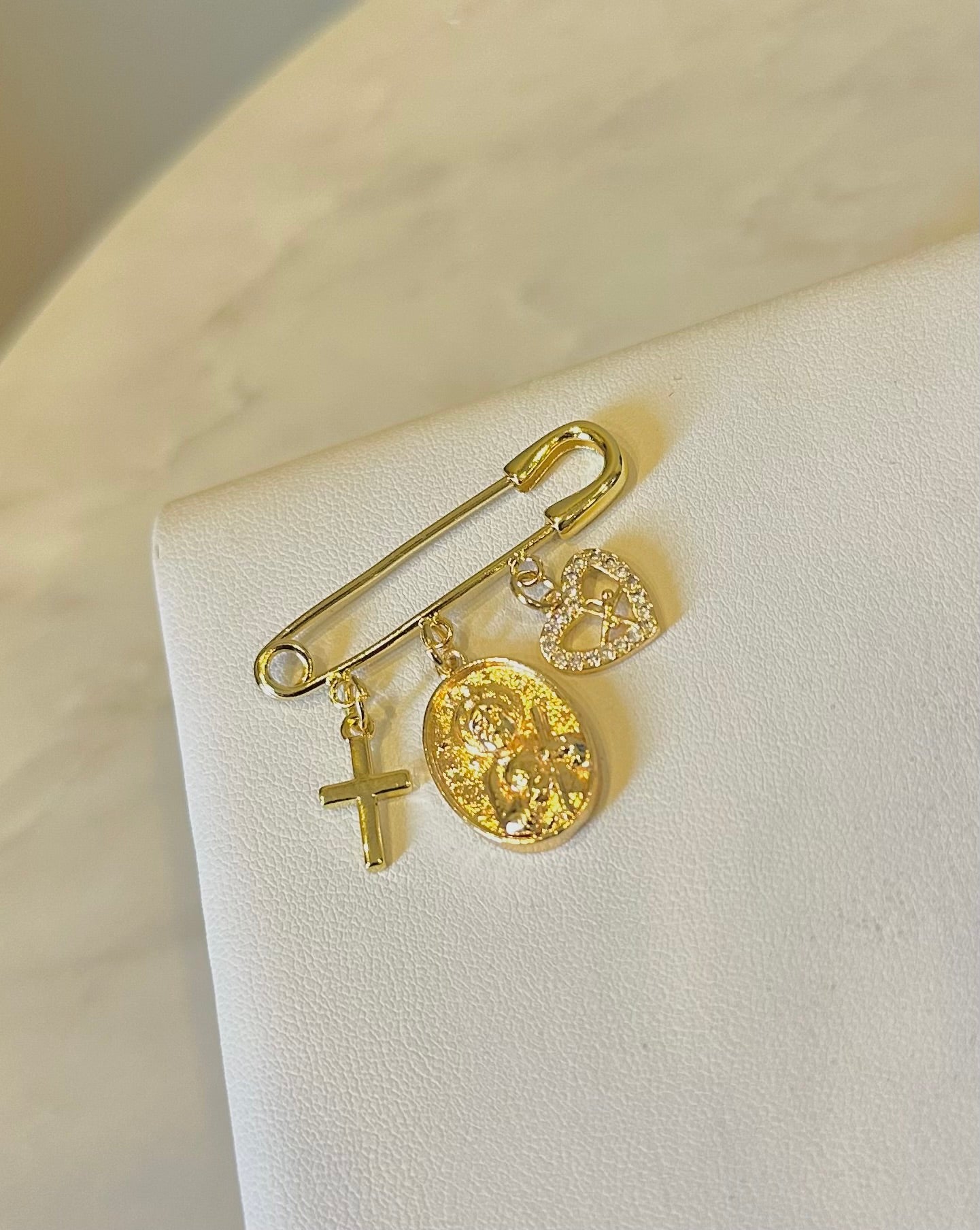 Pin Madalla San Benito (ideal para usar como adorno en el saco)