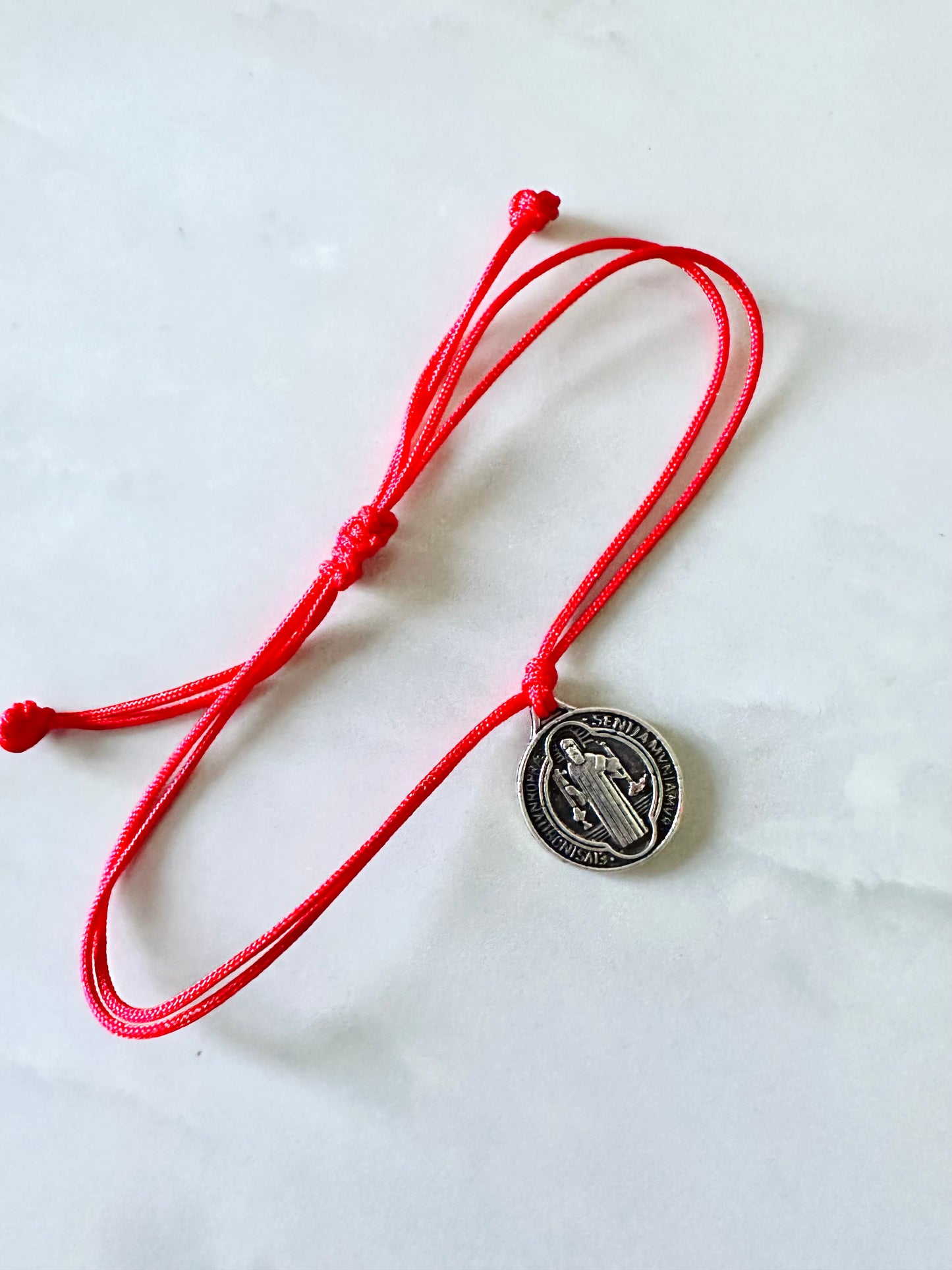 Mini san benito hilo rojo