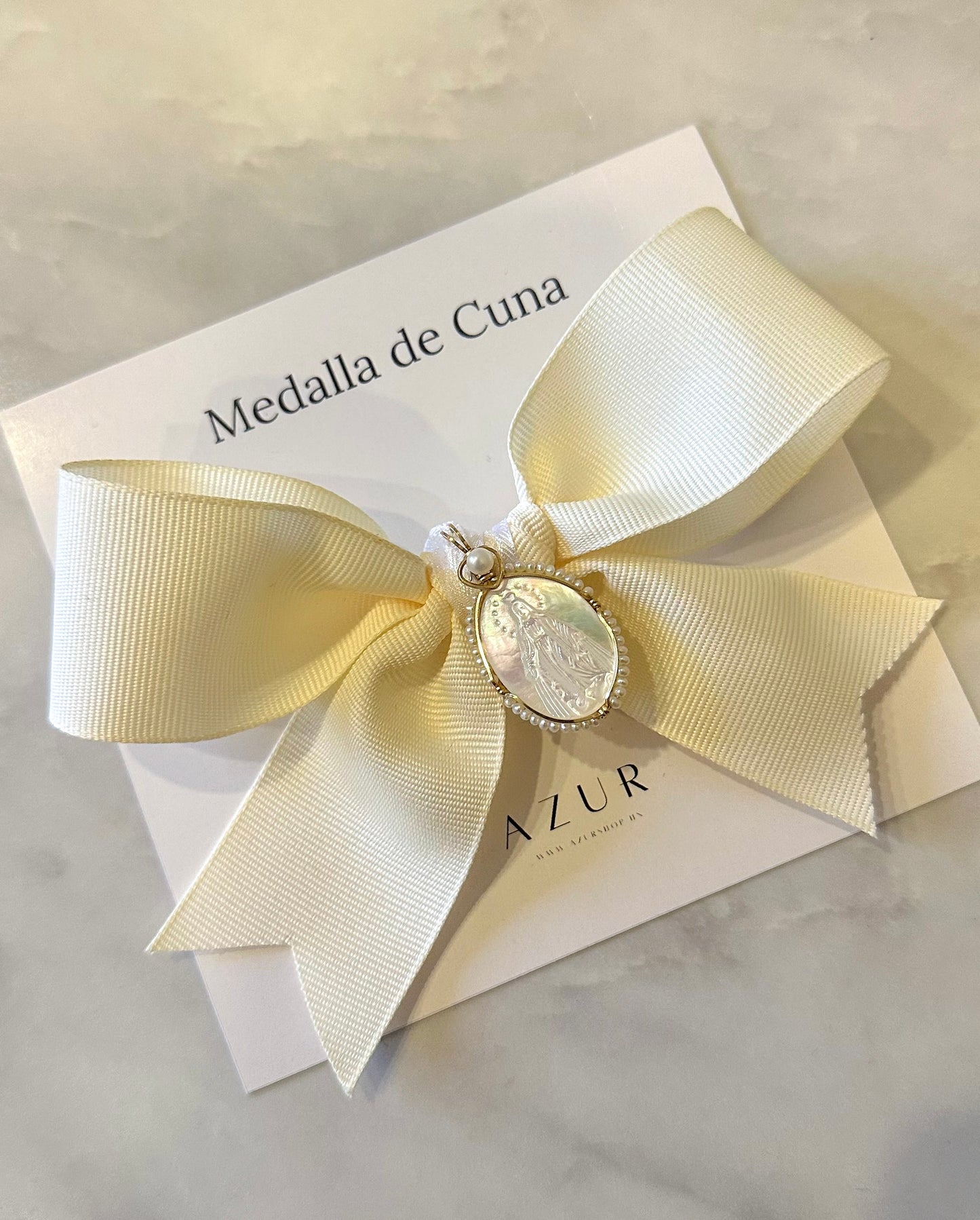 Nuestra Señora Reina de La Paz (medalla de cuna)