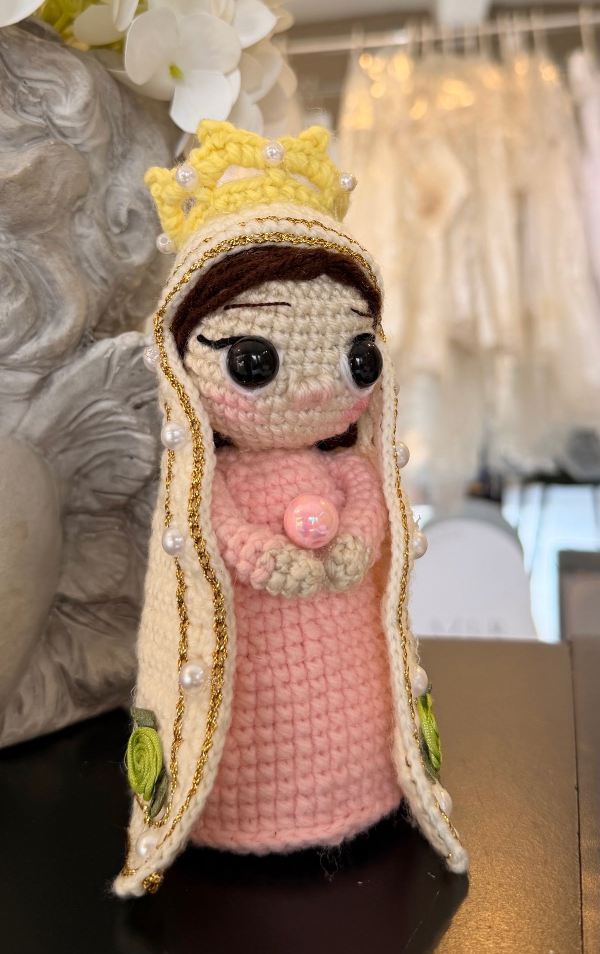 Muñequita tejida Virgencita Rosa