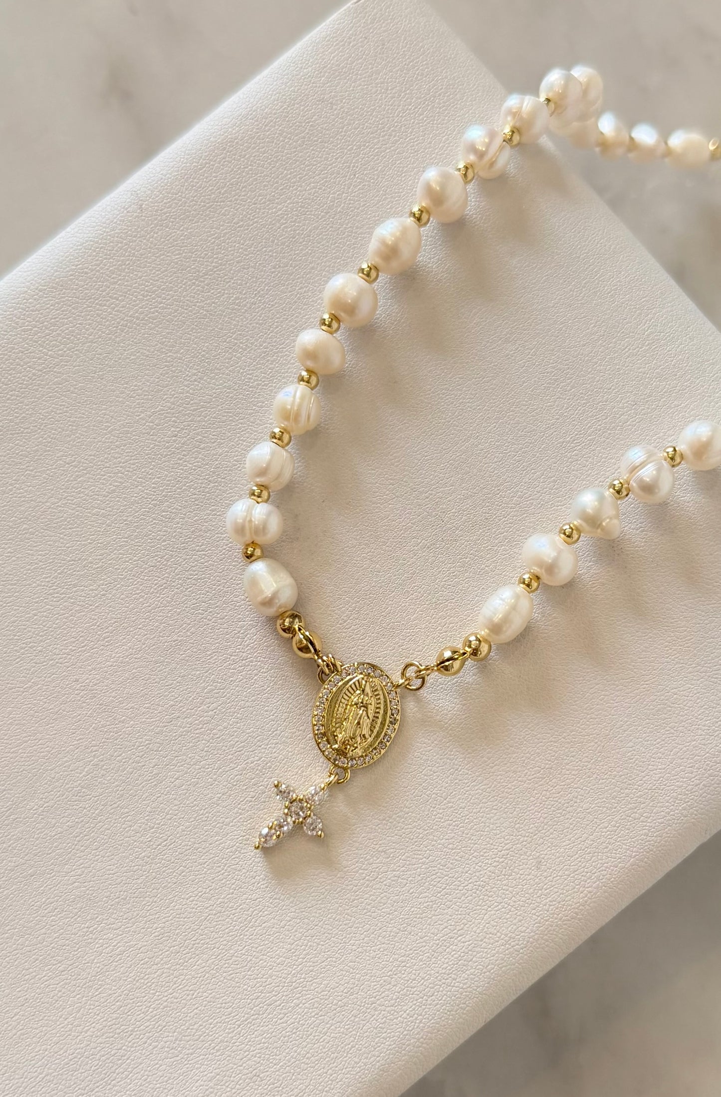 Guadalupe Pearls Delicate Necklace (perla de Río)