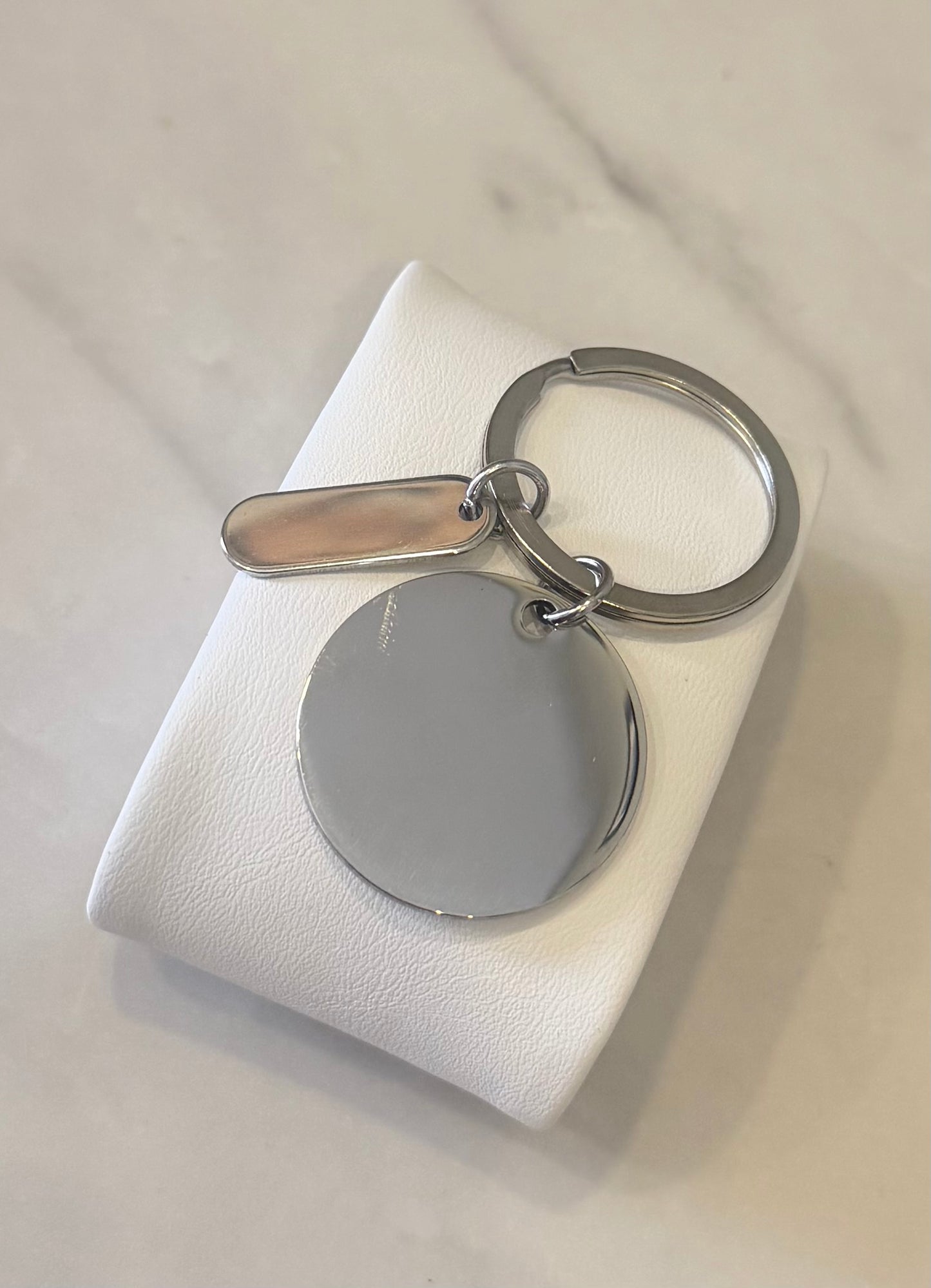 Llavero bold clásico (incluye 2 grabados)