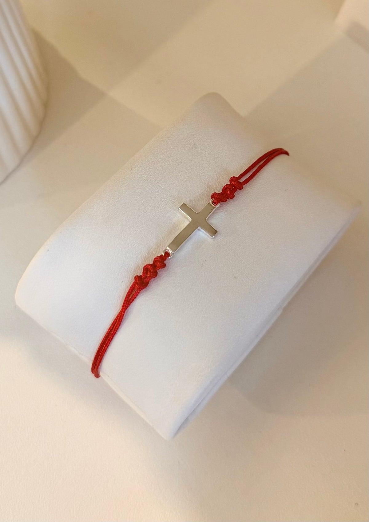 Cruz de plata rojo clásico
