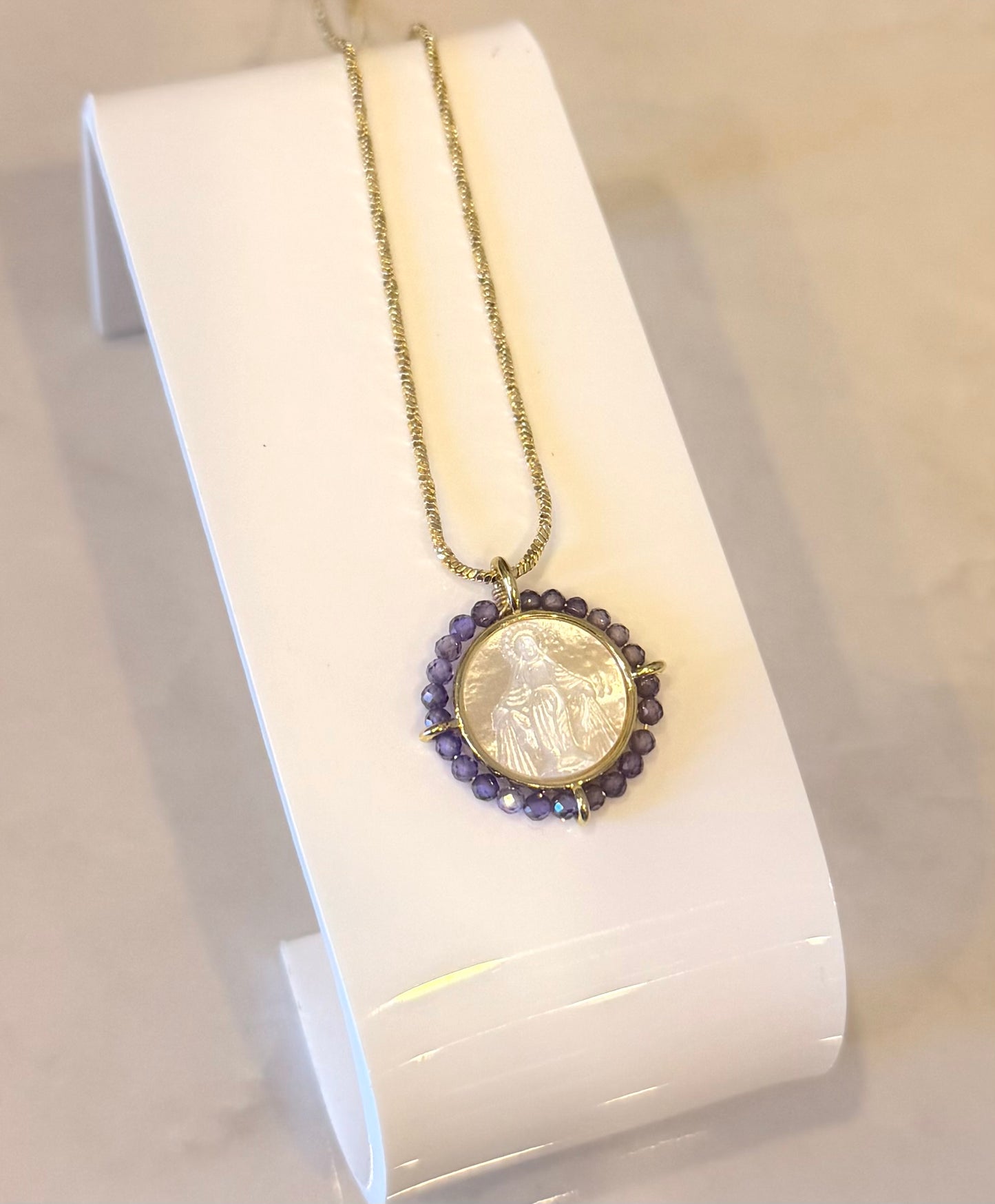 Medalla Nuestra Señora Reina de La Paz (madre perla)