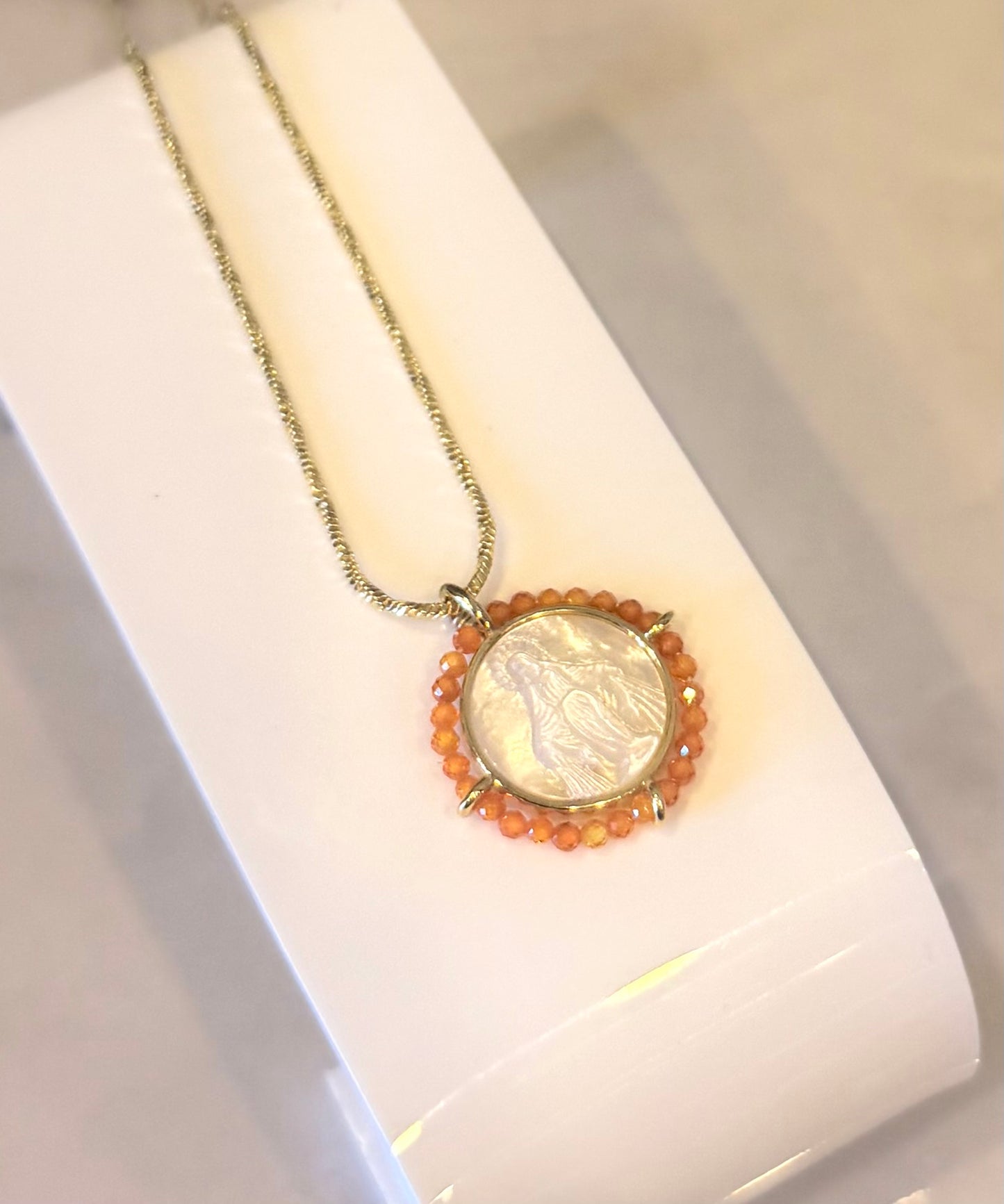 Medalla Nuestra Señora Reina de La Paz (madre perla)