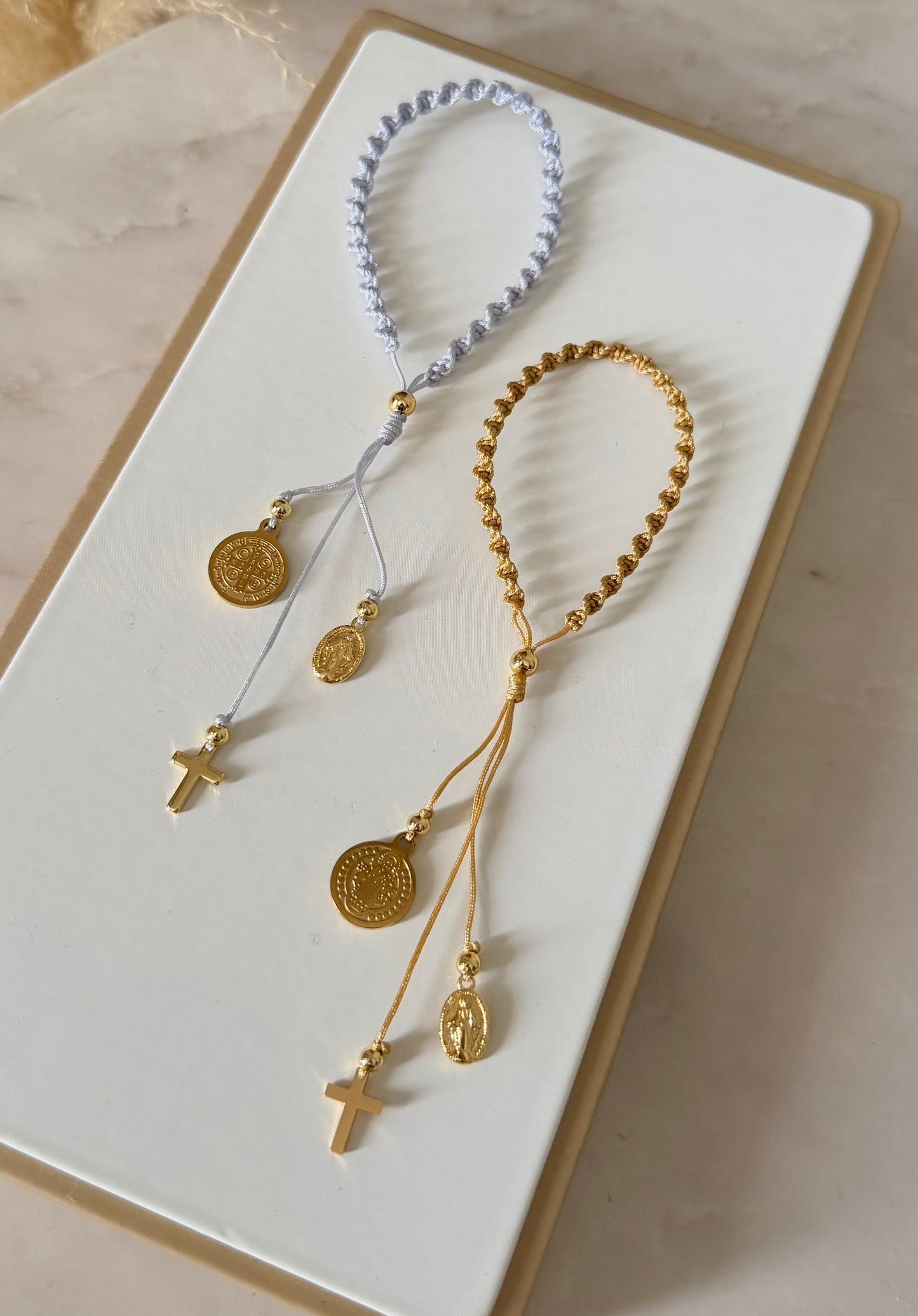 Bendición doble uso carro o pulsera(San Benito,Medalla Milagrosa y cruz)
