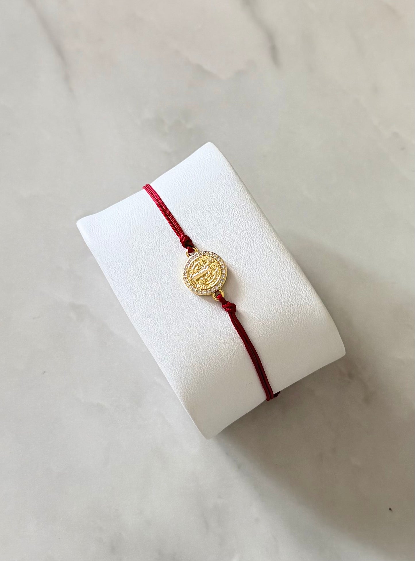 San Benito rojo borgoña