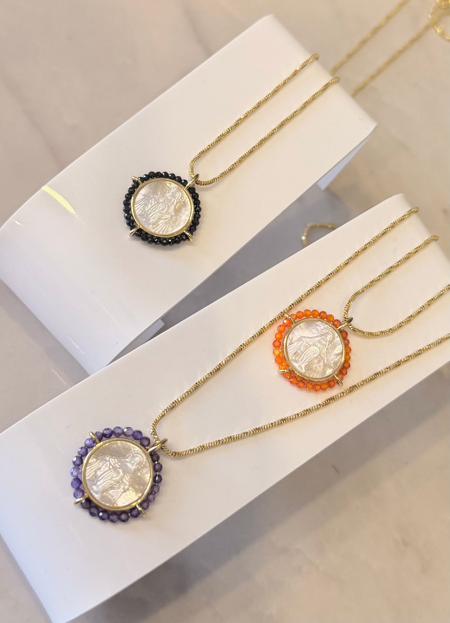 Medalla Nuestra Señora Reina de La Paz (madre perla)