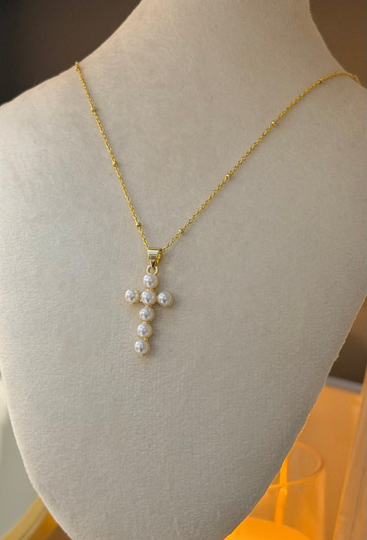 Cruz midi perlas  (plata baño de oro)