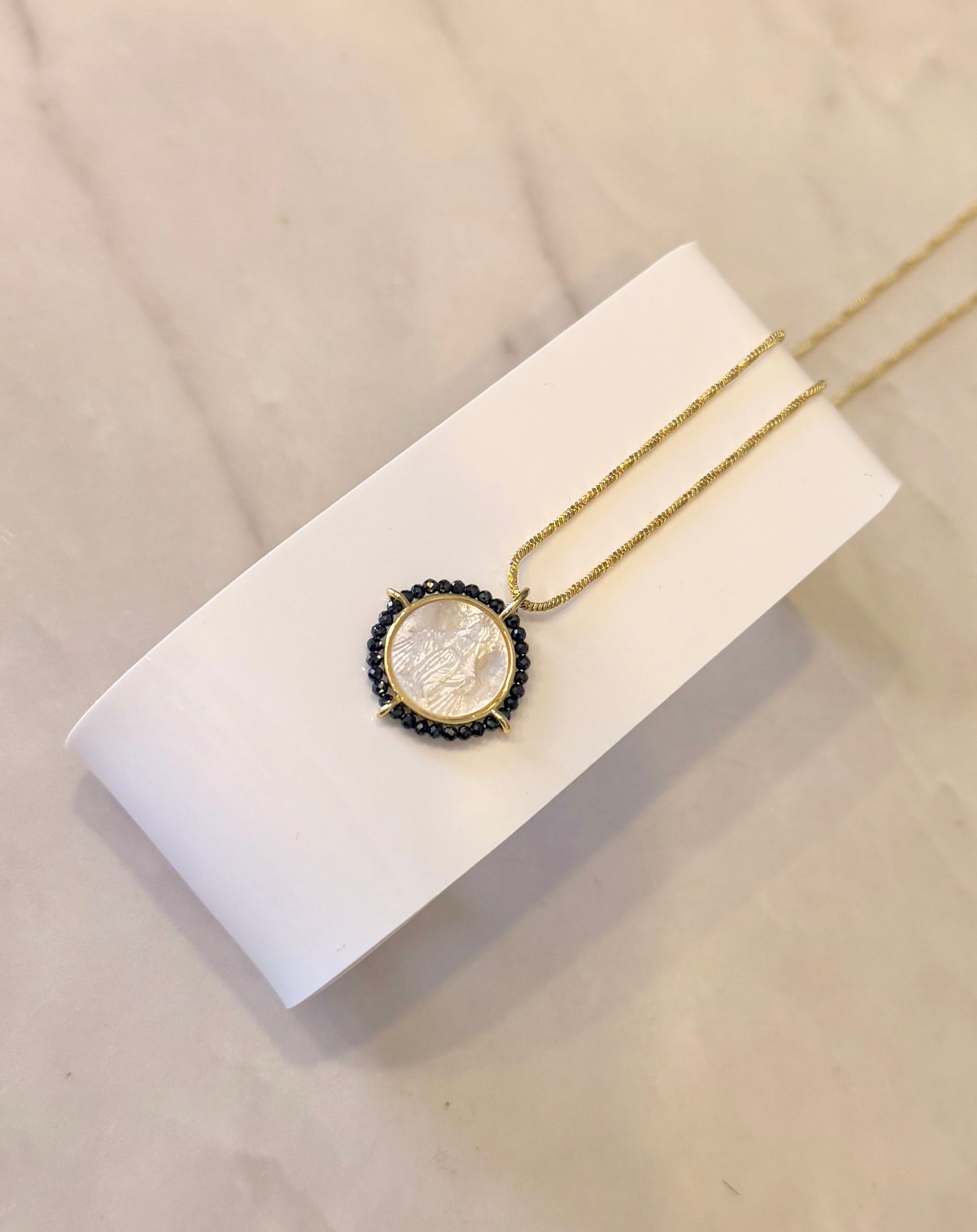 Medalla Nuestra Señora Reina de La Paz (madre perla)