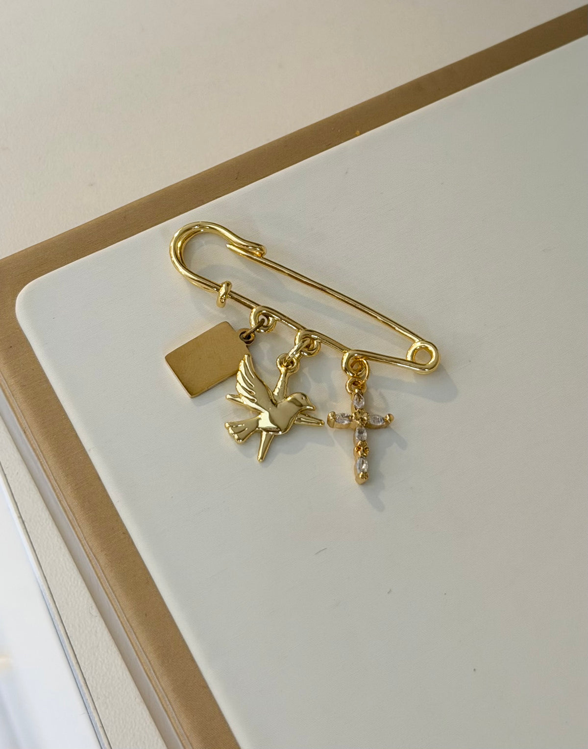 Broche Espíritu Santo (incluye grabado nombre, inicial y fecha)